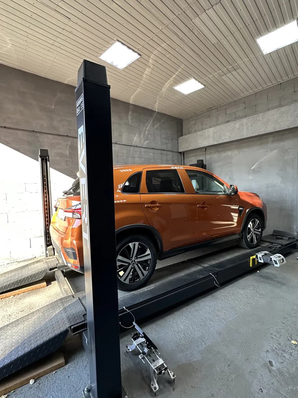 Mitsubishi Eclipse Cro — wheel alignment at eMechaniq car service, Kyiv