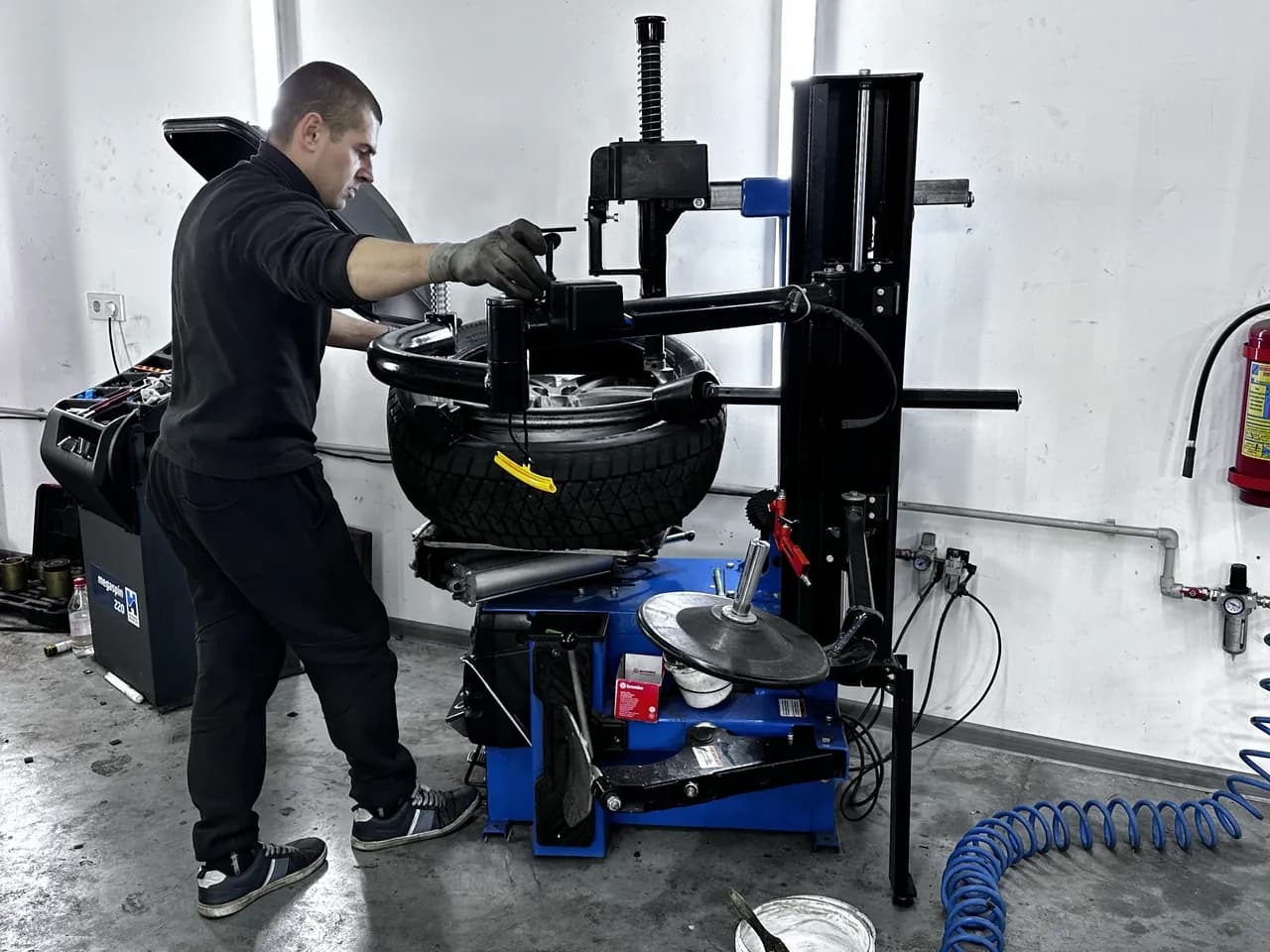 tyre service at eMechaniq car service, Kyiv