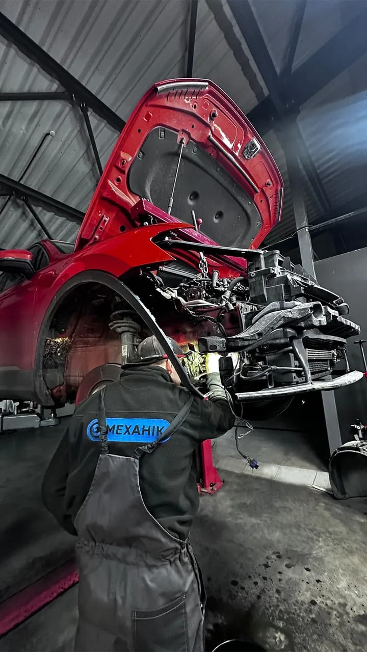 mechanic at work at eMechaniq car service, Kyiv