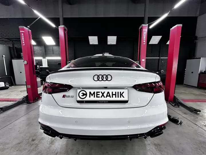 Audi RS5 в сервисном боксе eMechaniq