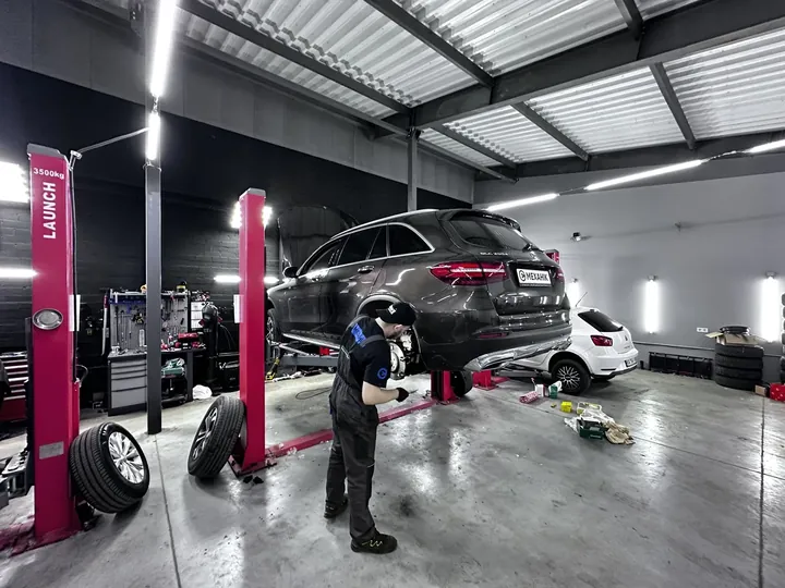 Tyre service in the eMechaniq bay